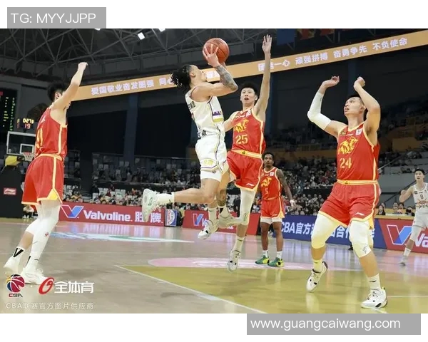 北京控股全队备战新赛季，主帅表示目标是夺得总冠军