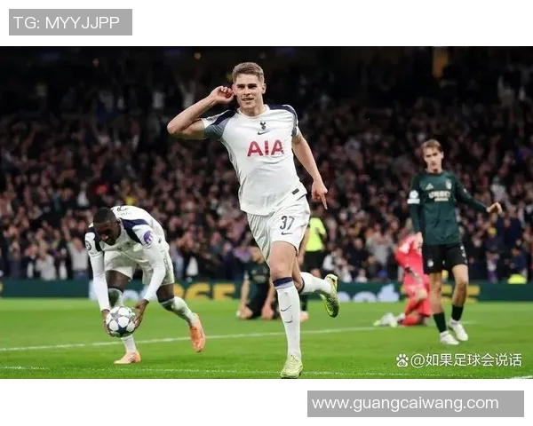 英超直播赛事引热潮，球迷狂热追看心仪战队